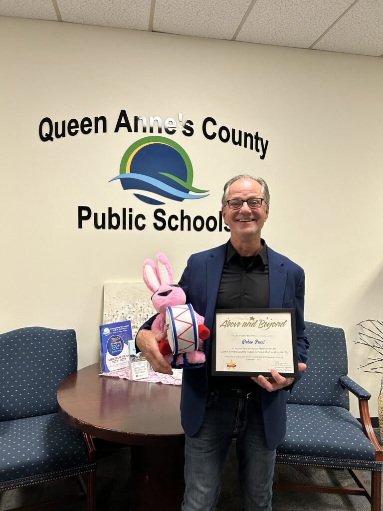 Peter Pucci receives the Energizer Bunny Award